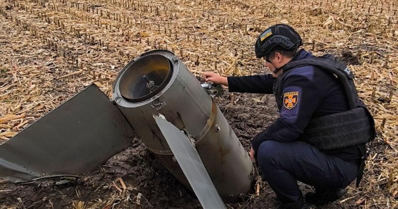 У Київській області аграрій виявив уламки ракети С-300 прямо на своєму полі. Фотографії події.