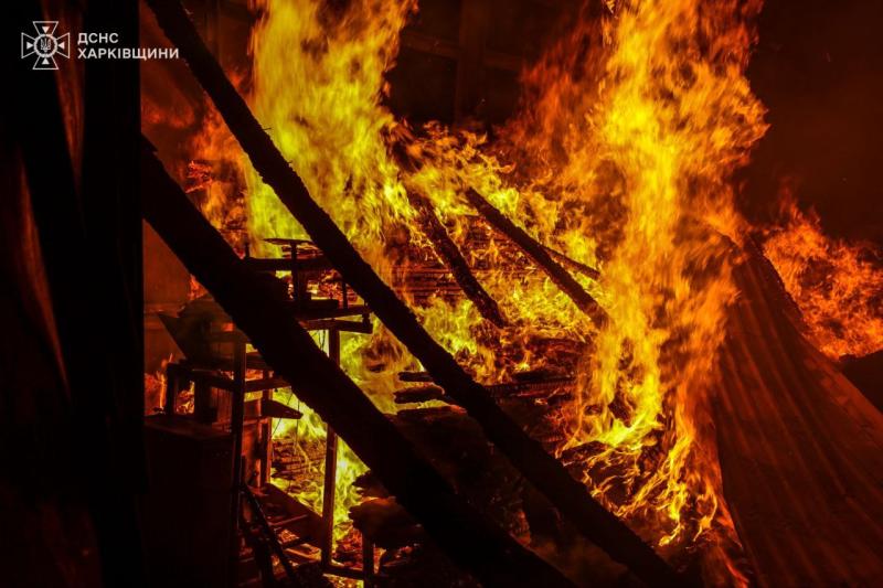 Поблизу Харкова в нічний час сталося загоряння на деревообробному підприємстві - Новини Весь Харків