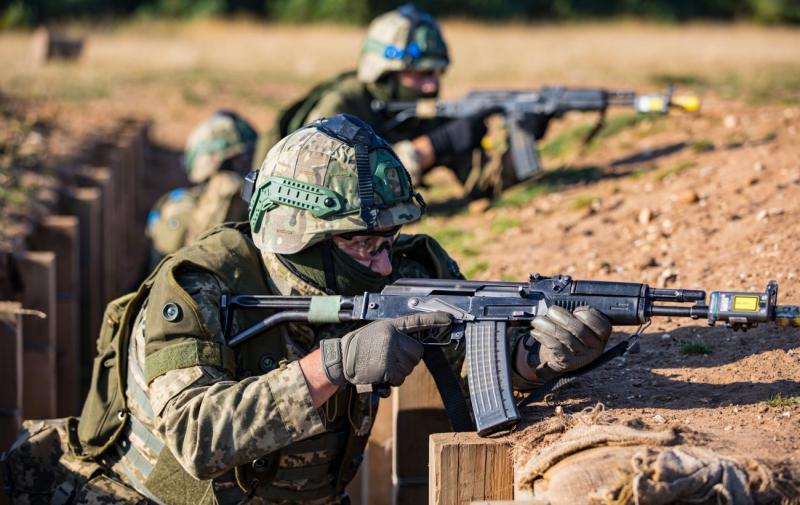 Генеральний штаб продемонстрував, як військовослужбовці ЗСУ проходять підготовку з штурму ворожих траншей у Великій Британії.