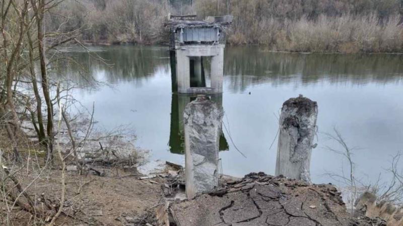 Забруднена вода з річки Сейм поступово сповільнює свій рух, - повідомляє Міністерство довкілля.