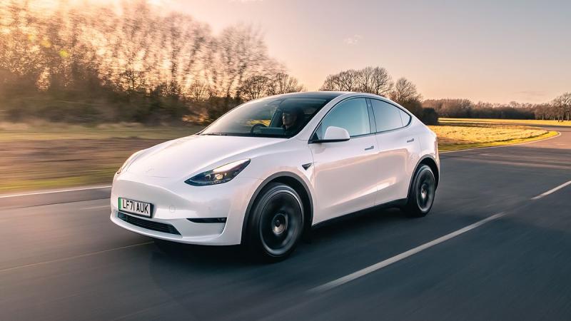 Tesla представила нову функцію, що дозволяє електромобілям самостійно виїжджати з парковки: дивіться відео на Auto24.