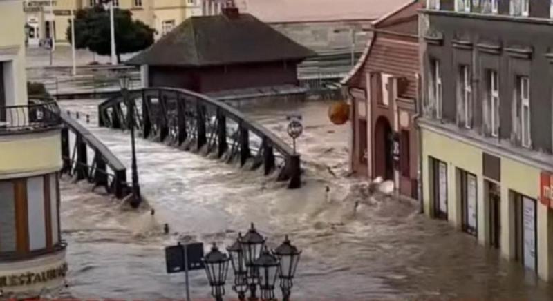 У Польщі сталася аварія на дамбі: місто опинилося під водою (відео)