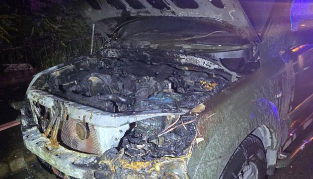 У Києві підліток віком 16 років підпалив автомобіль, придбаний журналістами для потреб військових.