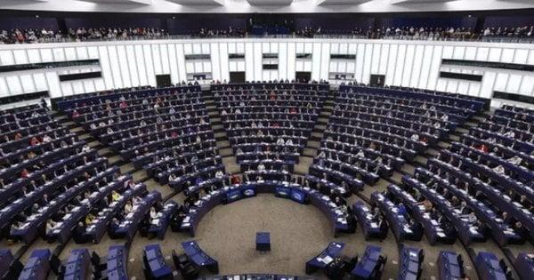 Європейський парламент виступив з закликом до ЄС надати Україні можливість завдавати удари по військовим об'єктам на території Росії.