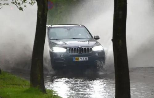 Експерти радять: яку функцію в автомобілі краще не активувати під час дощу.