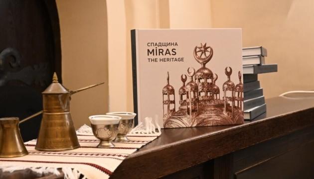 В Україні побачила світ нова книга, присвячена кримськотатарській культурі.