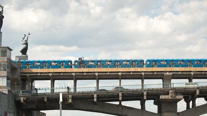 У Києві було закрито одну з станцій метро. На місце події прибули спеціалісти-вибухотехніки. - Головні новини України