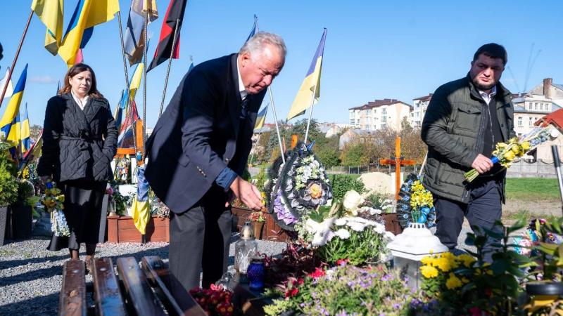 Американські сенатори завітали до Львова.