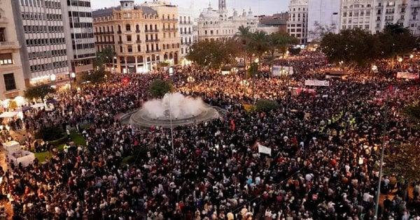 Мешканці Валенсії організували акції протесту, висловлюючи своє незадоволення реакцією уряду на наслідки повені.