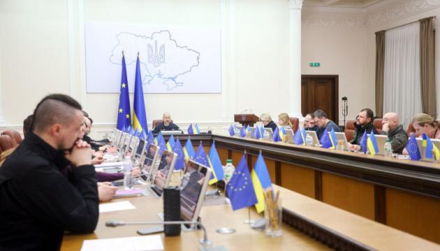 Уряд ухвалив рішення провести експеримент: українки будуть здобувати професії, які традиційно вважаються 